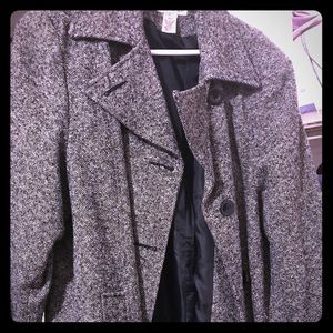 Coat black with grayish/white specs